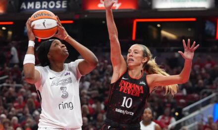 Jackie Young y NaLyssa Smith lideran a las Aces ante Fever 84-72 para una ventaja de 2-1 en la serie de semifinales de la WNBA