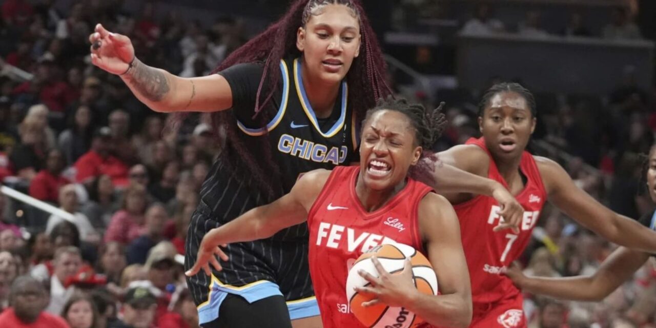 Mitchell anota 20, Howard 18 y Fever vence a Sky 97-77 y se acerca a playoffs