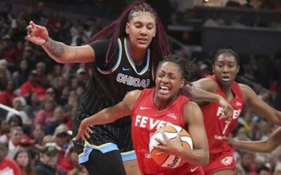 Mitchell anota 20, Howard 18 y Fever vence a Sky 97-77 y se acerca a playoffs