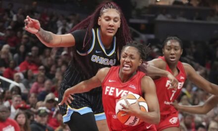 Mitchell anota 20, Howard 18 y Fever vence a Sky 97-77 y se acerca a playoffs