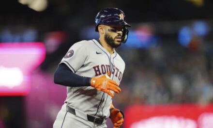 Carlos Correa conecta HR 200 y Astros vencen a Blue Jays