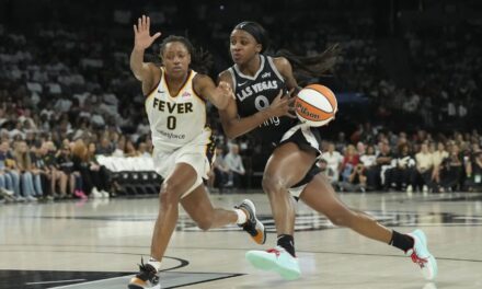Kelsey Mitchell anota 34 puntos y lidera a Fever a una victoria sorpresa en el Juego 1 sobre Aces, 89-73