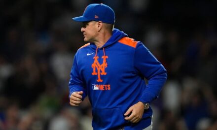 Stearns asume culpa por colapso de Mets y confirma que Mendoza seguirá como mánager
