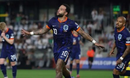 Países Bajos triunfa en Lituania con récord de Memphis Depay