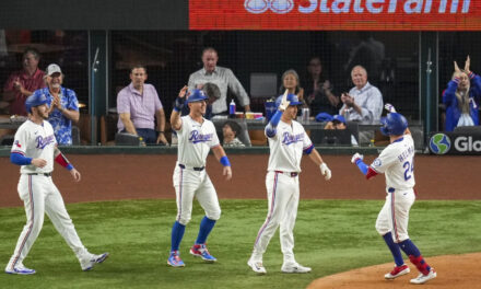 Helman impulsa a los Rangers con un grand slam en la victoria 5-0 sobre los Cerveceros