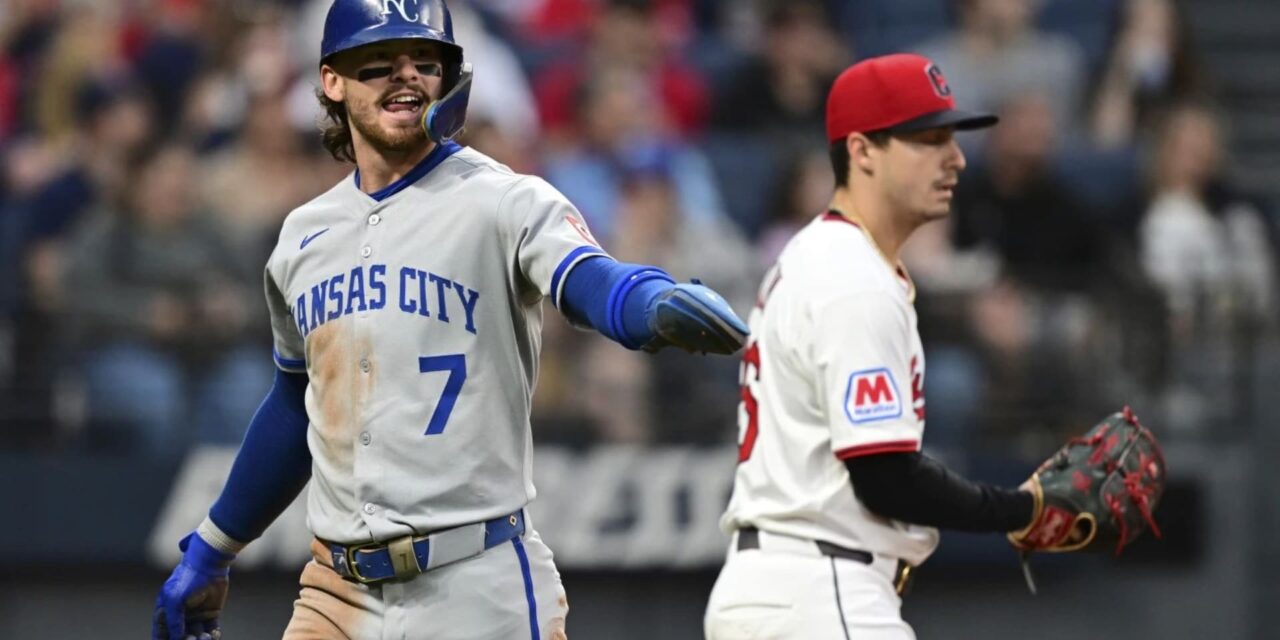 Royals remontan para vencer a Guardians