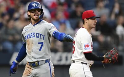 Royals remontan para vencer a Guardians
