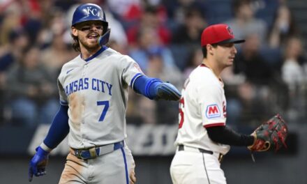 Royals remontan para vencer a Guardians