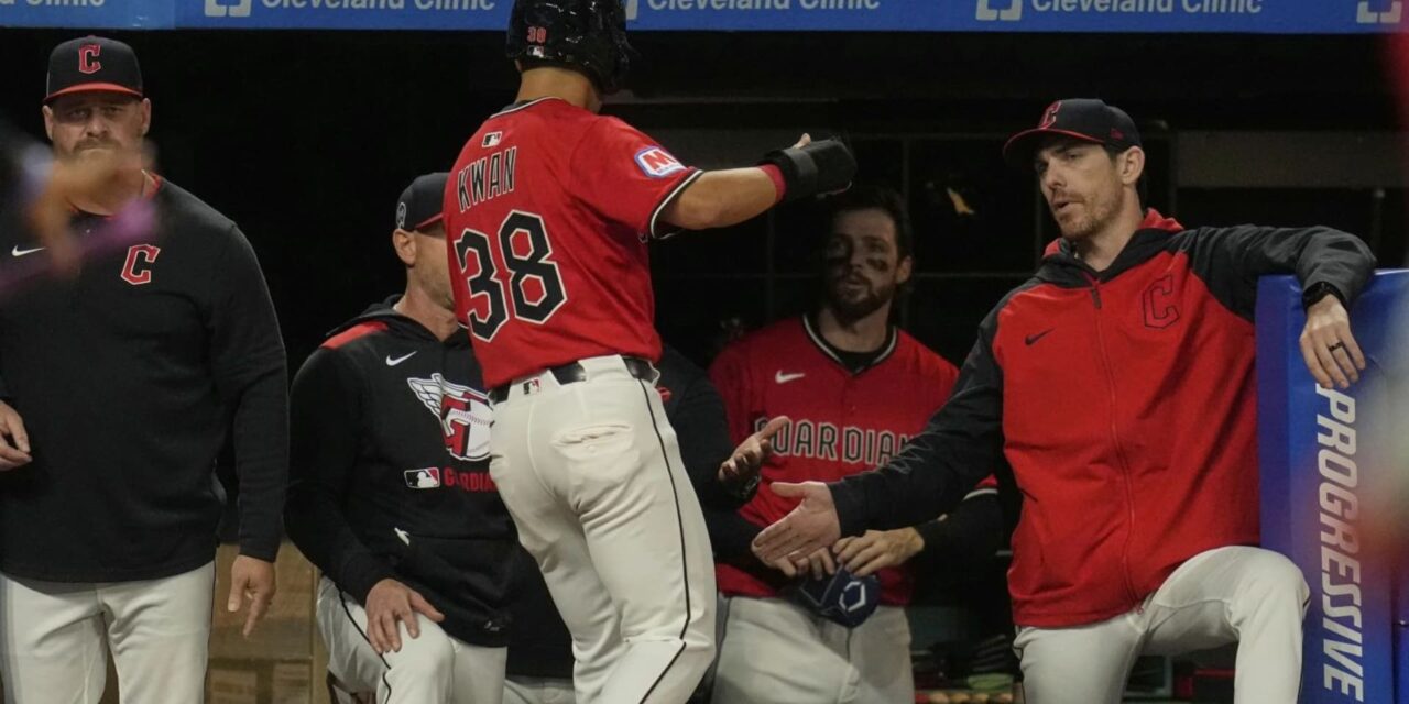 El jonrón de C.J. Kayfus en la octava entrada impulsa a los Guardianes a la victoria por 3-2 sobre los Reales