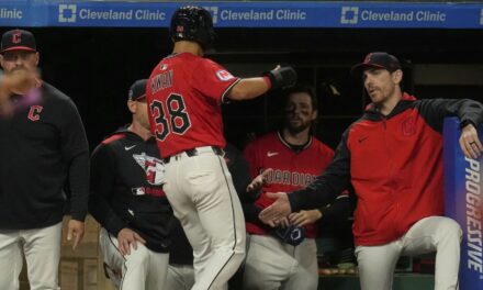 El jonrón de C.J. Kayfus en la octava entrada impulsa a los Guardianes a la victoria por 3-2 sobre los Reales