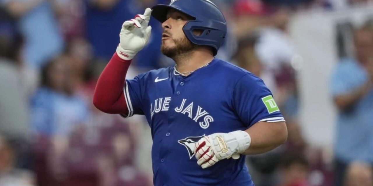 Azulejos igualan su récord de la temporada con 5 jonrones y derrotan 13-9 a Rojos