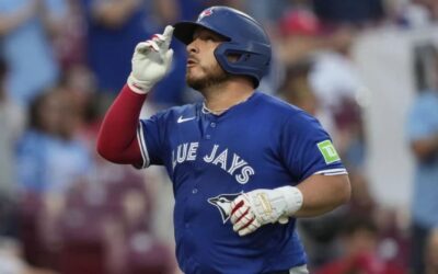 Azulejos igualan su récord de la temporada con 5 jonrones y derrotan 13-9 a Rojos