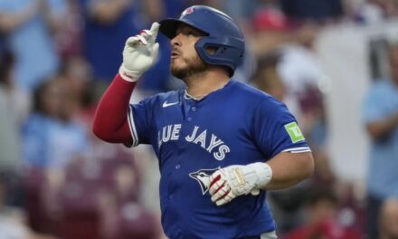 Azulejos igualan su récord de la temporada con 5 jonrones y derrotan 13-9 a Rojos