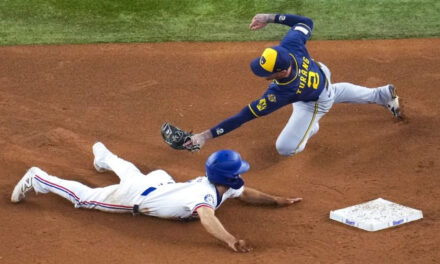 Par de jonrones de Burger dan a Rangers victoria 6-3 y barrida de tres juegos ante los Cerveceros