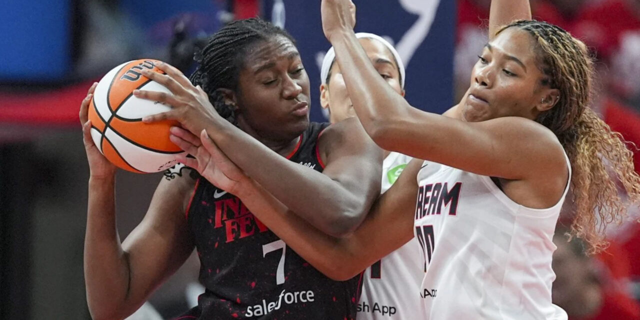 Kelsey Mitchell y Aliyah Boston ayudan a Fever a mantenerse con vida en los playoffs con una victoria por 77-60 sobre Dream en el Juego 2.