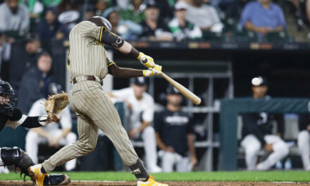 O’Hearn conecta doble de 3 carreras y los Padres se acercan a los playoffs con victoria de 7-3 sobre los White Sox