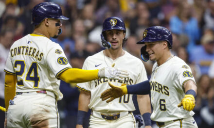 Isaac Collins conecta HR de 3 carreras, José Quintana lanza hasta la séptima y los Cerveceros vencen a los Filis 6-3