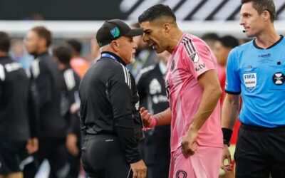 Castigan a Luis Suárez tras escupir
