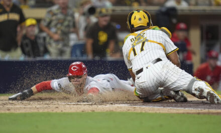 De La Cruz y Andújar lideran la remontada tardía que le da a los Rojos una victoria de sobre los Padres