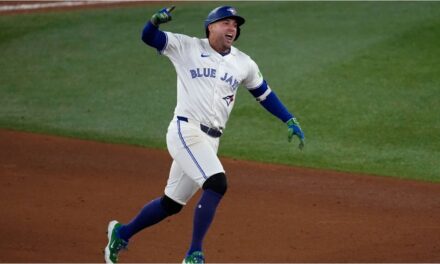 Jonrón de Springer lleva a los Azulejos a la Serie Mundial con victoria 4-3 sobre los Marineros