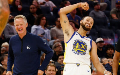 Los 42 puntos de Stephen Curry dan a los Warriors una emocionante victoria ante Denver