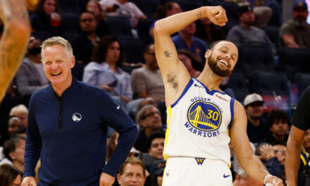 Los 42 puntos de Stephen Curry dan a los Warriors una emocionante victoria ante Denver