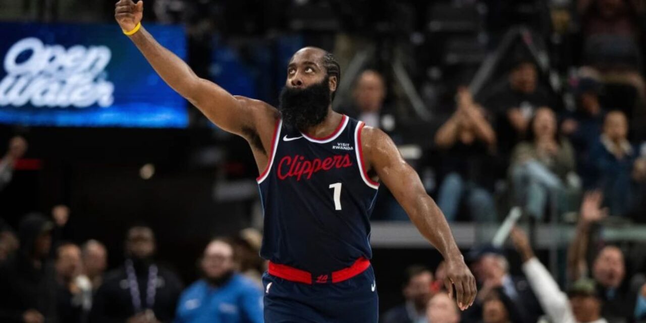 Harden anota 30 puntos y Clippers aplastan a Suns por 129-102 al debutar en casa