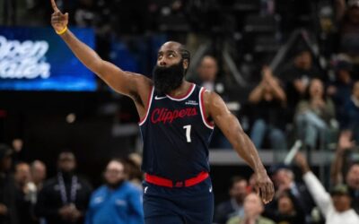 Harden anota 30 puntos y Clippers aplastan a Suns por 129-102 al debutar en casa