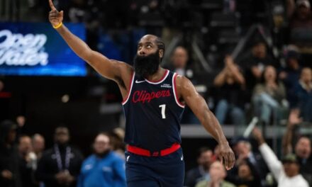 Harden anota 30 puntos y Clippers aplastan a Suns por 129-102 al debutar en casa