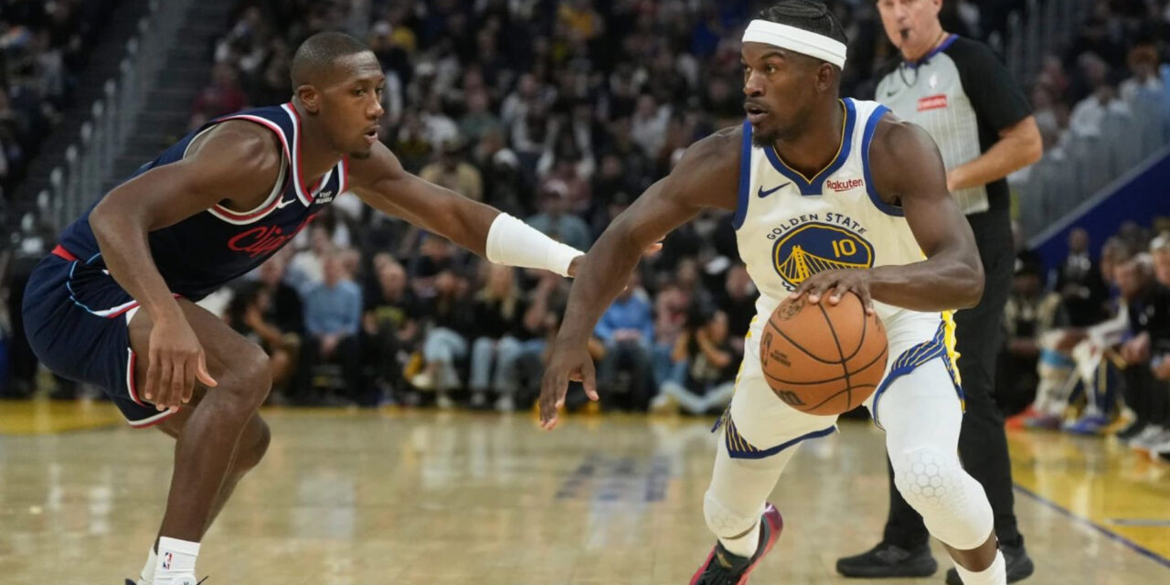 Warriors vencen a los Clippers 98-79 para mantenerse invictos en casa