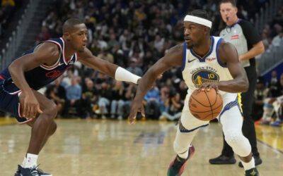 Warriors vencen a los Clippers 98-79 para mantenerse invictos en casa