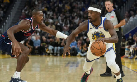 Warriors vencen a los Clippers 98-79 para mantenerse invictos en casa