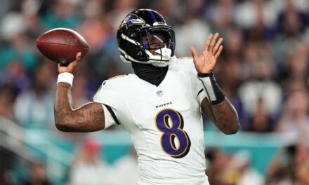Lamar Jackson vuelve con 4 pases de anotación y Ravens aplastan 28-6 a Dolphins