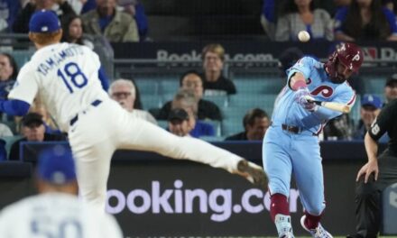 Schwarber se destapa con dos jonrones y los Filis vencen 8-2 a Dodgers para evitar la barrida