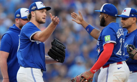 Yesavage rompe récord de postemporada para Azulejos con 11 ponches que vencen 13-7 a Yankees