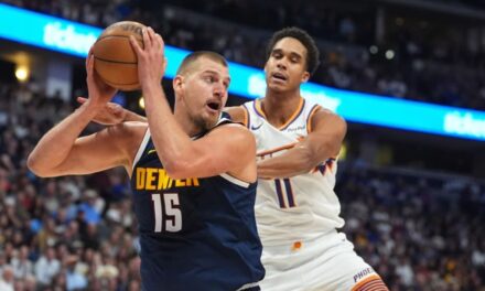 Triple-doble de Jokic impulsa a los Nuggets 133-111 sobre los Suns