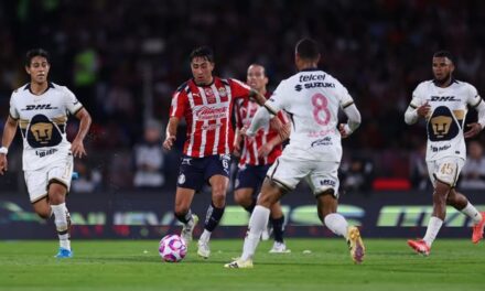 Pumas pierde ante Chivas en los últimos minutos 