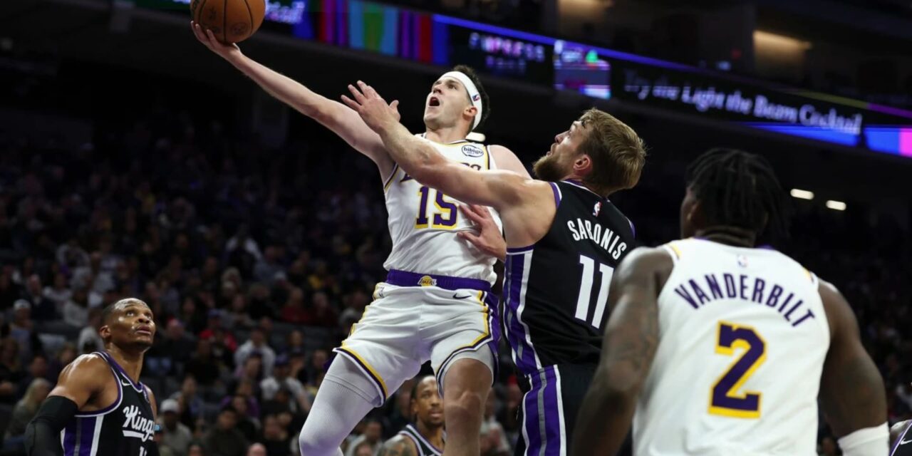 Reaves brilla en la victoria de los Lakers 127-120 sobre los Kings, sin Luka Doncic