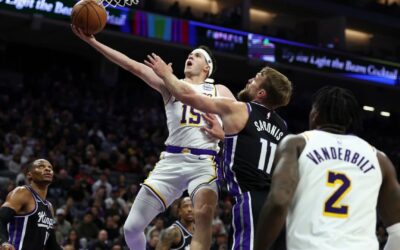Reaves brilla en la victoria de los Lakers 127-120 sobre los Kings, sin Luka Doncic