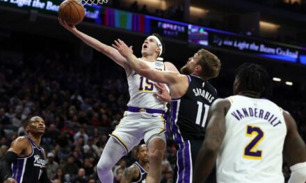 Reaves brilla en la victoria de los Lakers 127-120 sobre los Kings, sin Luka Doncic