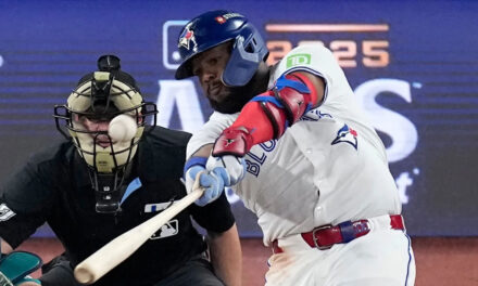 Guerrero pega su 6to jonrón en playoffs y Azulejos vencen 6-2 a Marineros para forzar juego decisivo