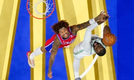 Brown anota 32 puntos y lidera a Celtics en victoria 109-108 sobre 76ers, su tercer triunfo seguido