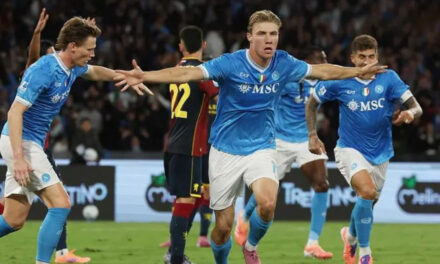 Nápoles hunde al Génova de Johan Vásquez