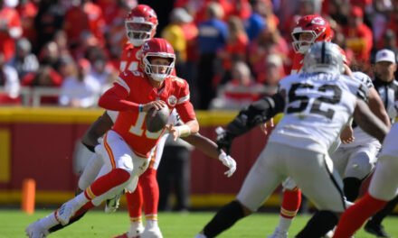 Mahomes lidera y Rice regresa con dos TDs para Chiefs en paliza 31-0 sobre Raiders