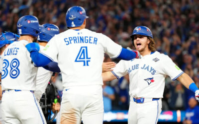 Barger, Varsho y Kirk sacuden jonrones; Azulejos aplastan a Dodgers 11-4 en inicio de Serie Mundial