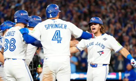 Barger, Varsho y Kirk sacuden jonrones; Azulejos aplastan a Dodgers 11-4 en inicio de Serie Mundial