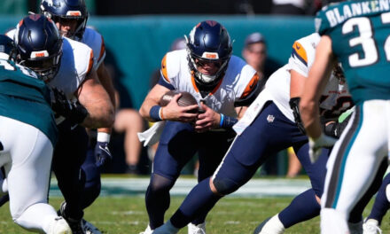 Broncos remontan 14 puntos y propinan a Eagles su primera derrota de la temporada, 21-17