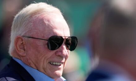 NFL multa a Jerry Jones con $250,000 por gesto obsceno en MetLife