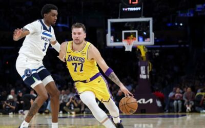 Luka Doncic anota 49 puntos en la victoria 128-110 de los Lakers sobre Timberwolves