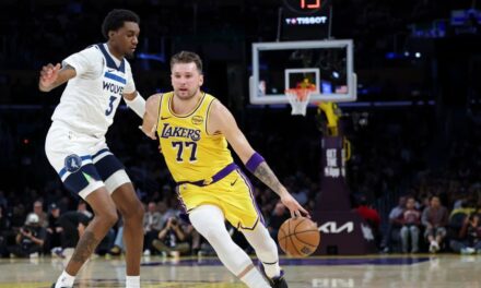 Luka Doncic anota 49 puntos en la victoria 128-110 de los Lakers sobre Timberwolves